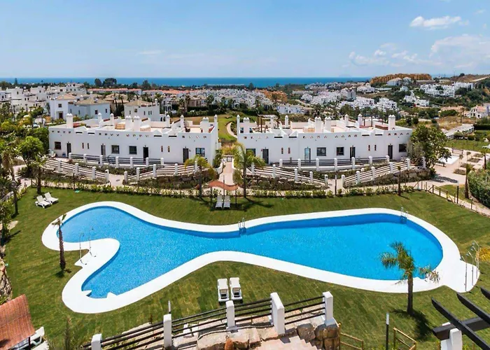 Luxe Golf & Family House Escape - Happy Estepona